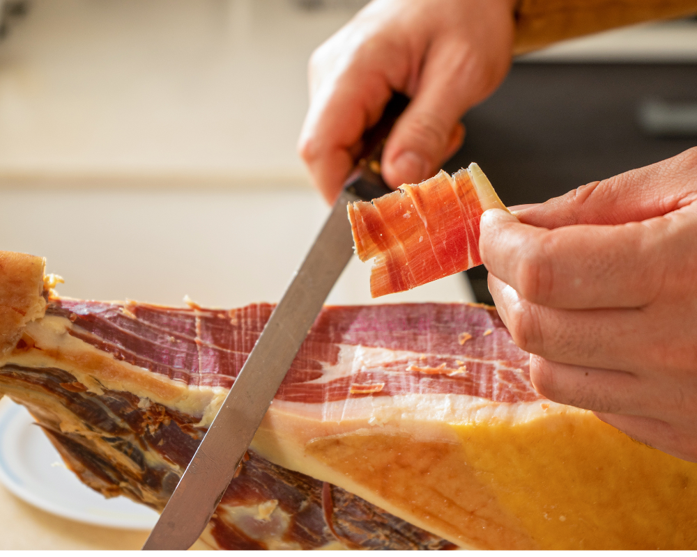 ¡Disfruta de una tapa de jamón 100% ibérico de bellota en Chester!